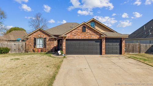 8027 Vintage Trace Dr, Claremore, OK, 74019-7511 | Card Image