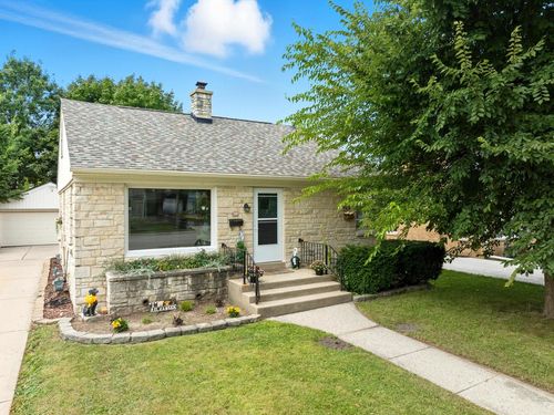 826 N Oakwood Avenue, Oconomowoc, WI, 53066 | Card Image