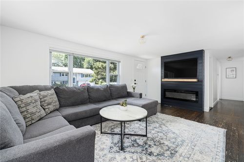 340 Old Mill Ln, Portsmouth, RI, 02871-5111 | Card Image