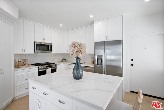 APT-201 - 5205 Ocean Front Walk, Condo with 2 bedrooms, 3 bathrooms and 2 parking in Marina del Rey CA | Image 26
