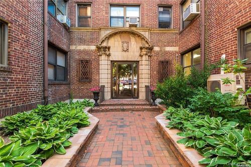 3b-7 Bond St, Great Neck, NY, 11021-2414 | Card Image