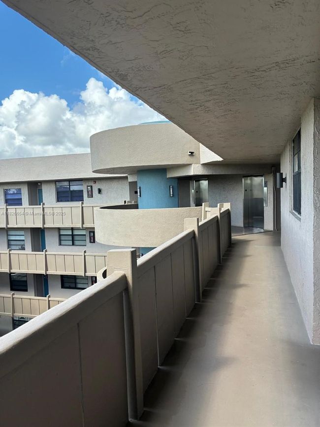 APT-504 - 1100 Colony Point Cir, Condo with 2 bedrooms, 2 bathrooms and null parking in Pembroke Pines FL | Image 5