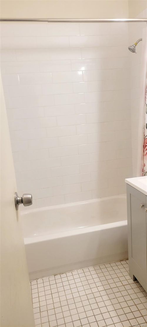 apt-160-1 E Hemlock Drive, Islip, NY, 11706 | Card Image