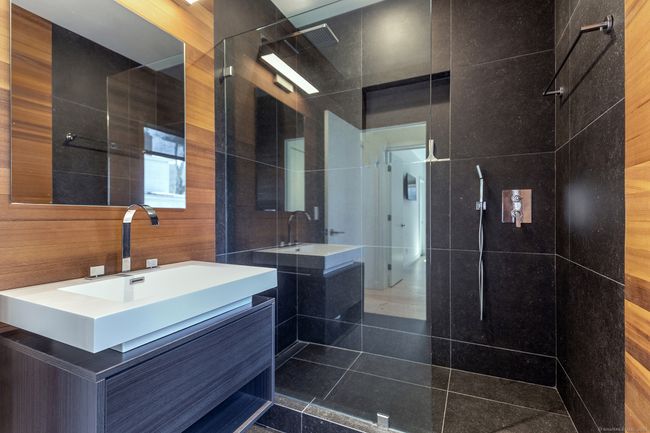 Main Floor Bathroom | Image 18