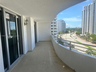 8Z - 5555 Collins Ave, Condo with 2 bedrooms, 2 bathrooms and null parking in Miami Beach FL | Image 1