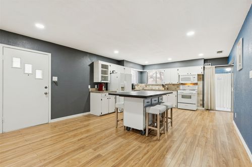 102 Woodland Dr, Highland Village, TX, 75077-6765 | Card Image