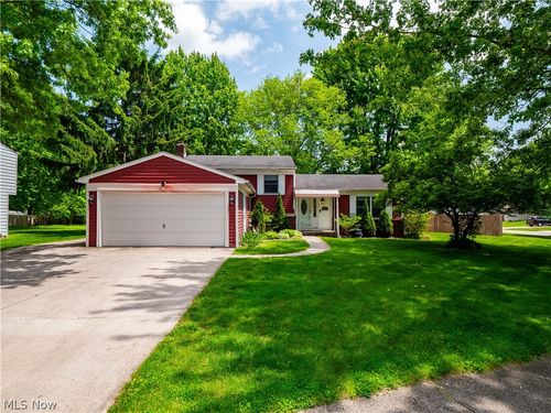 8590 Fairlane Dr, Olmsted Twp, OH, 44138-2143 | Card Image