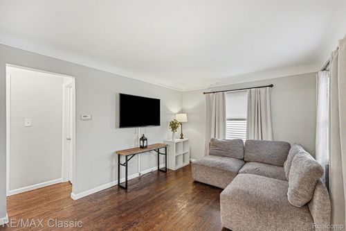 23072 Lilac St, Farmington, MI, 48336-3345 | Card Image