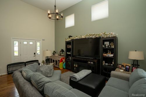 22921 Hoffman St, Saint Clair Shores, MI, 48082-2710 | Card Image