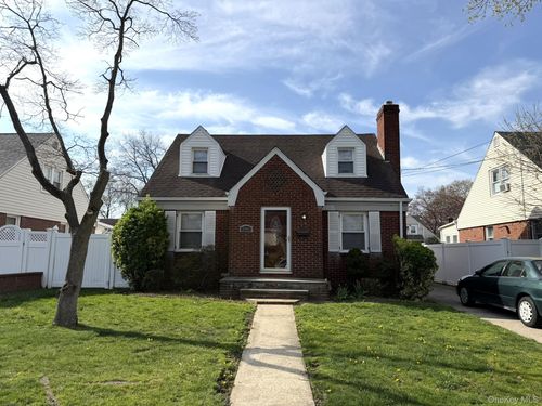 586 Stratford Rd, South Hempstead, NY, 11550-8043 | Card Image