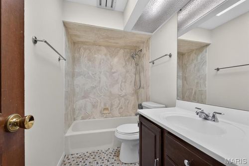 689 Henry Ave, Manchester, MO, 63011-3560 | Card Image