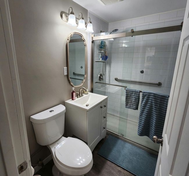 LL Apt Bath.jpg | Image 22