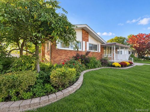 939 Deering St, Garden City, MI, 48135-3164 | Card Image