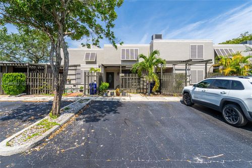 1424 Nw 113th Way, Pembroke Pines, FL, 33026-2679 | Card Image