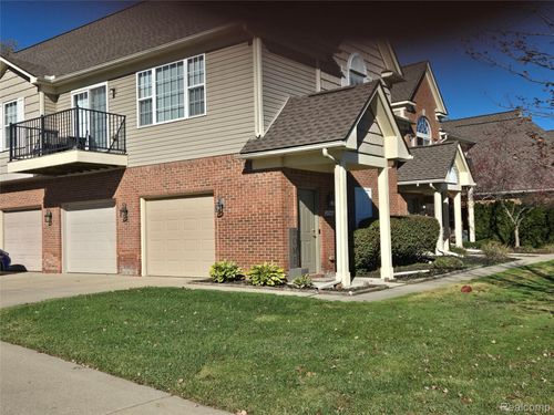 27343 Hidden Oaks Dr, Brownstown Twp, MI, 48183-3060 | Card Image