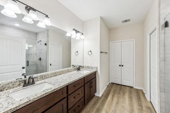 Primary Bathroom | Image 11
