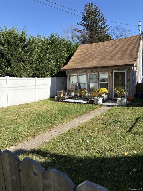 23 Edgewood Ave, Port Jefferson Station, NY, 11776-1349 | Card Image