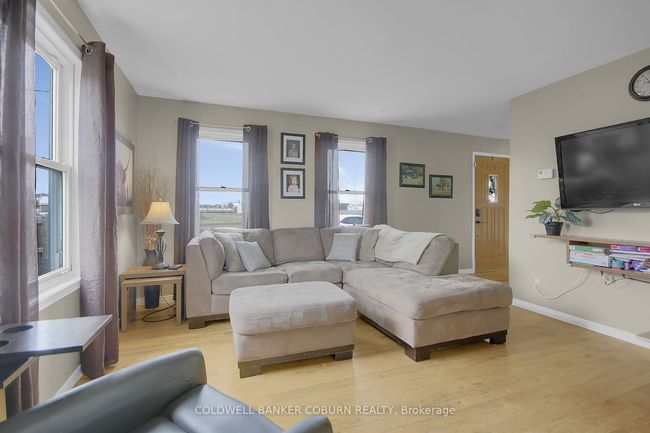 10658 Main St, House other with 4 bedrooms, 2 bathrooms and 3 parking in South Mountain ON | Image 5
