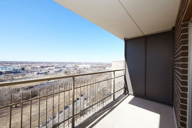 APT-1704 - 7033 N Kedzie Ave, Condo with 2 bedrooms, 2 bathrooms and 2 parking in Chicago IL | Image 24