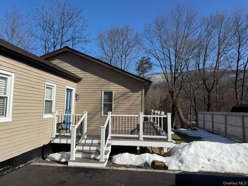 42 Wesley Ave, Beacon, NY, 12508-2628 | Card Image