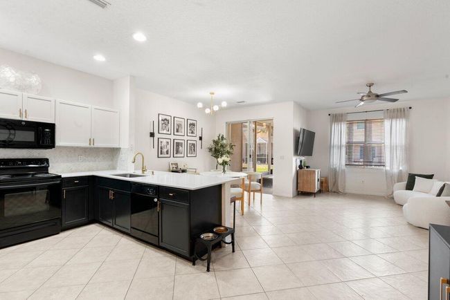 453 Rainbow Springs Ter, Townhouse with 3 bedrooms, 3 bathrooms and null parking in Royal Palm Beach FL | Image 4