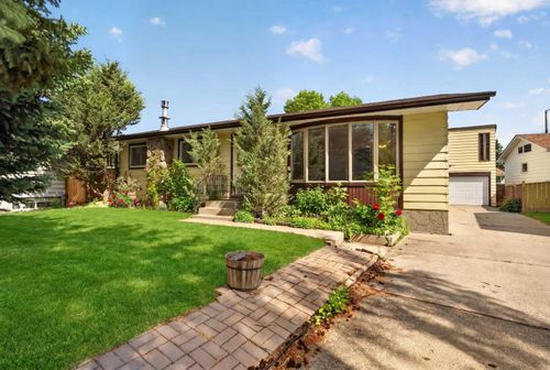 135 Huntcroft Way Ne, Calgary, AB, T2K4E4 | Card Image