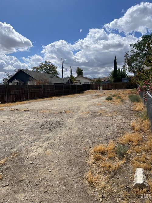 105 North St, Taft, CA, 93268-3205 | Card Image