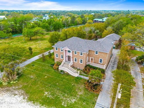 518 S Beach Blvd, Waveland, MS, 39576-3902 | Card Image