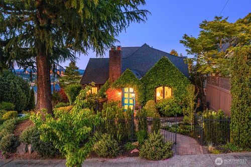 2556 1st Ave N, Seattle, WA, 98109-1801 | Card Image