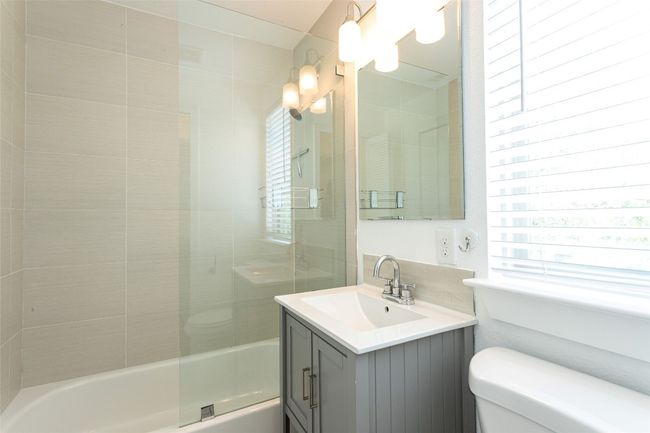 Bathroom with vanity and washtub / shower combination | Image 18