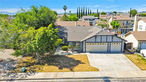 14621 Owens River Rd, Victorville, CA, 92392-6136 | Card Image