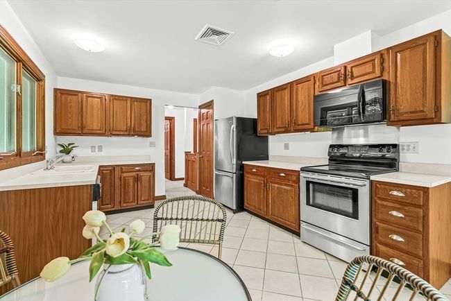 UNIT-4 - 22 Grove Pl, Condo with 2 bedrooms, 1 bathrooms and 1 parking in Winchester MA | Image 11