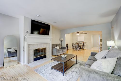 132 Tiffany Ln, Royal Oak, MI, 48067-3272 | Card Image