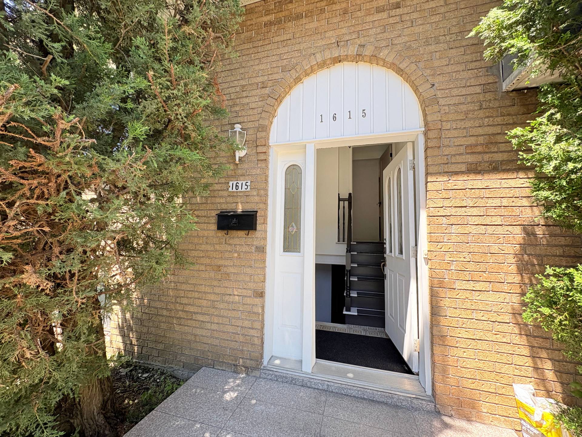 Residential Lease in Longueuil (Saint-Hubert) 2