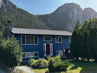 38320 Fir St, House other with 5 bedrooms, 2 bathrooms and 6 parking in Squamish BC | Image 1