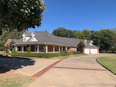 Large driveway with plenty of parking | Image 2