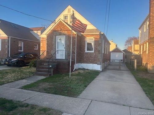 101 Fairfield St, Valley Stream, NY, 11581-1823 | Card Image