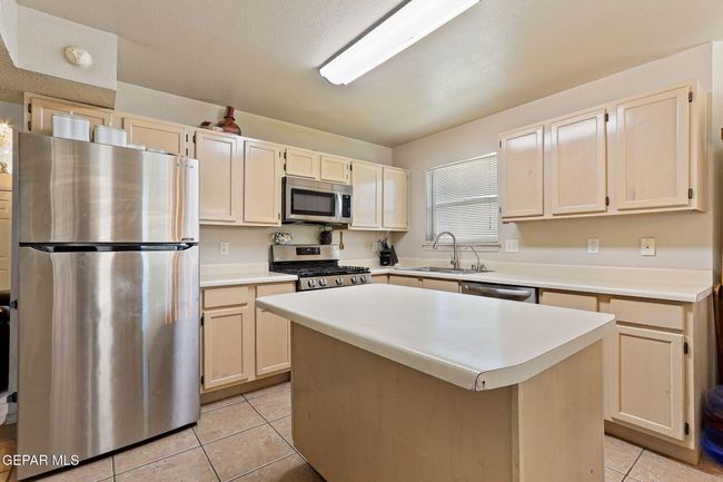 Ample cabinet/counter space | Image 13