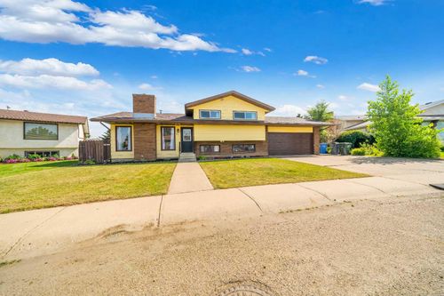 61 Rossmere Way Se, Medicine Hat, AB, T1B2M7 | Card Image