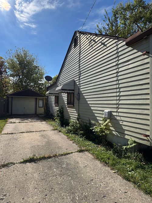 3305 Larchmont St, Flint, MI, 48503-4065 | Card Image