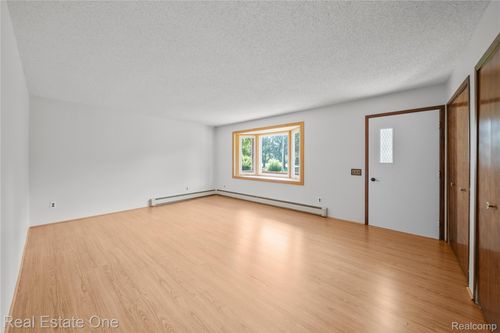 271 Rush Lake Rd, Pinckney, MI, 48169-9102 | Card Image