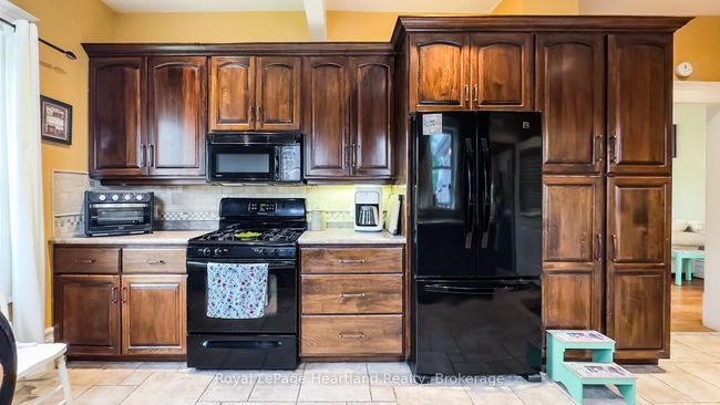 132 Elgin Ave E, House other with 3 bedrooms, 2 bathrooms and 5 parking in Goderich ON | Image 21