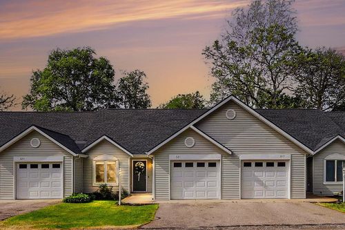 321 Nestlewood Dr, Holland, MI, 49424-1900 | Card Image