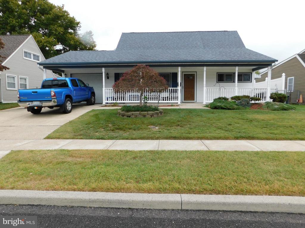 New Pond Ln, Levittown, PA 19054