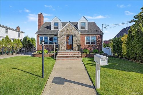 465 Washington Pl, Mineola, NY, 11501-2227 | Card Image