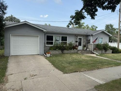 421 4th St Ne, Valley City, ND, 58072-3033 | Card Image