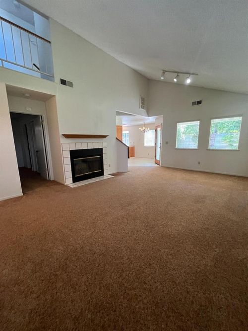 763 E Robin Ln, Fresno, CA, 93730-1261 | Card Image