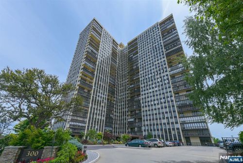 300 Winston Dr, Cliffside Park, NJ, 07010-3236 | Card Image