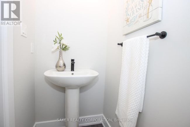 587 Regent St, Townhouse with 3 bedrooms, 3 bathrooms and 3 parking in Mount Brydges ON | Image 4