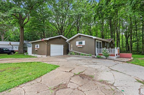 17700 Thornapple Drive, Ferrysburg, MI, 49456 | Card Image